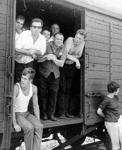 http://www.vflneukloster.de/media/kegeln/Foto-Archiv Die Sechziger/04 auf der Rueckfahrt Halt in Wittenberge.jpg